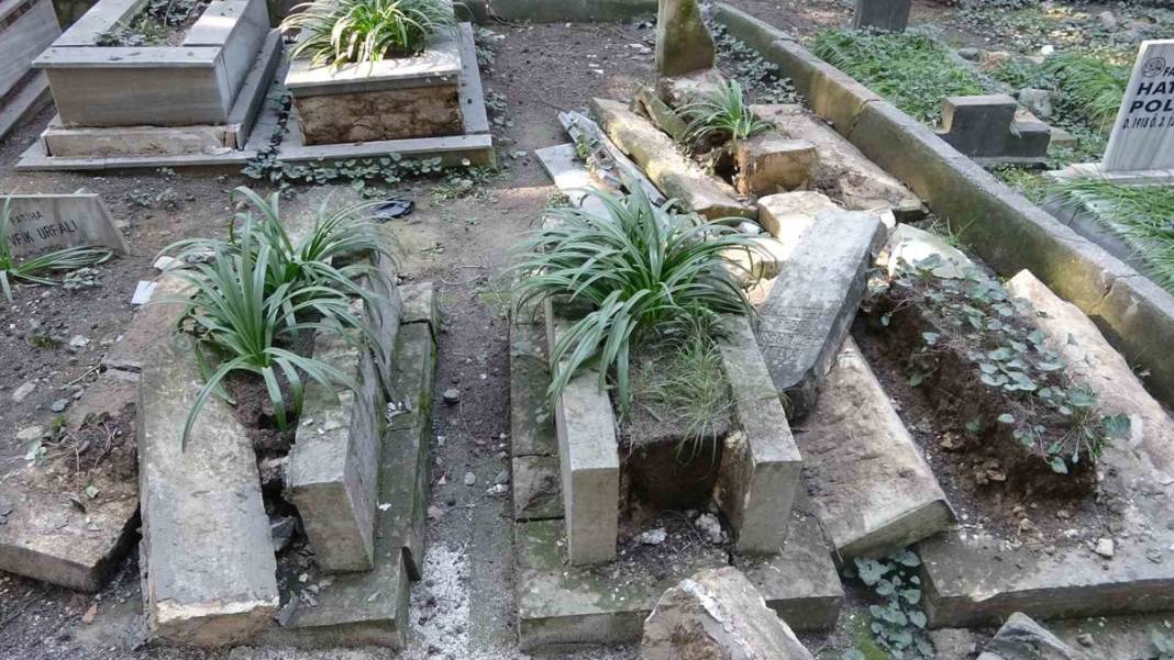 Afetin şiddeti kabristanı da vurdu: Mezarlar yerinden çıkıp yola uçtu 6