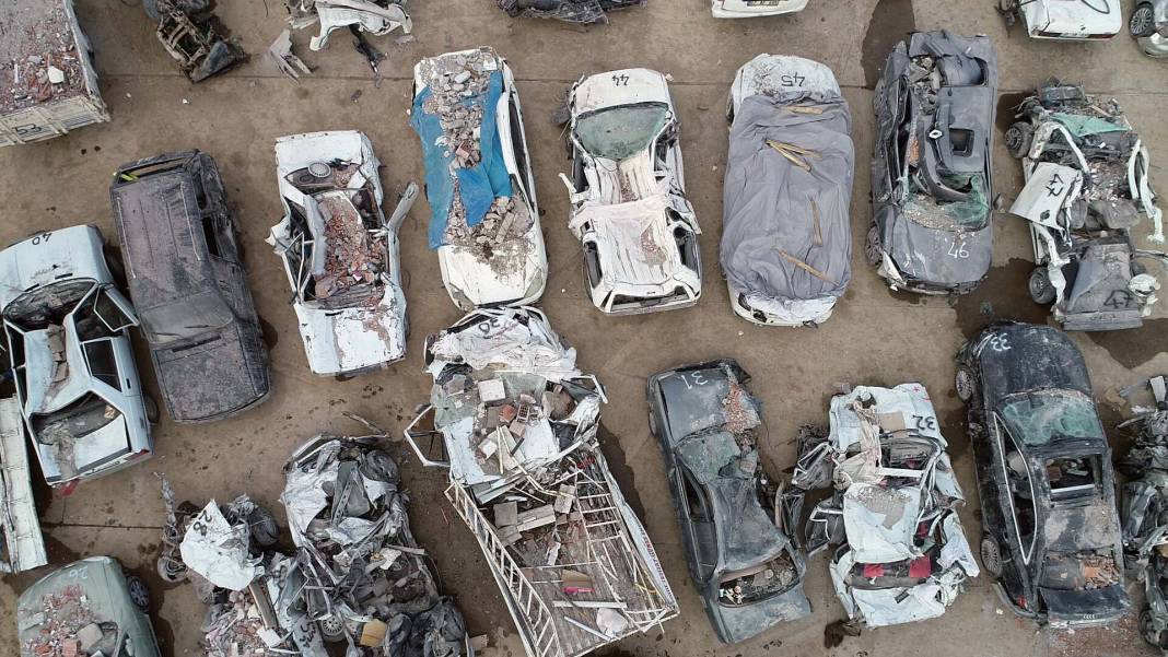 Deprem sonrası otoparklar araç mezarlığına döndü: Havadan drone ile görüntülendi 7