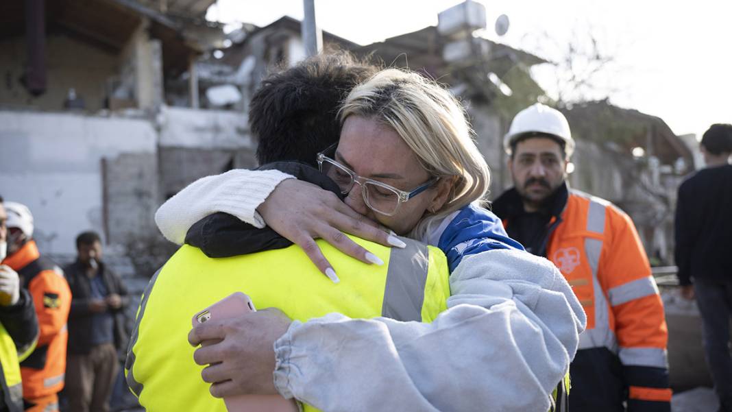 228. saatte mucize kurtuluş! Bir kadın ve iki çocuk enkazdan sağ çıktı 9