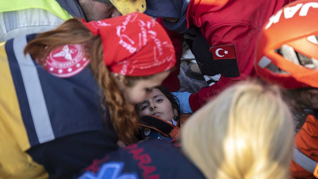 228. saatte mucize kurtuluş! Bir kadın ve iki çocuk enkazdan sağ çıktı 10