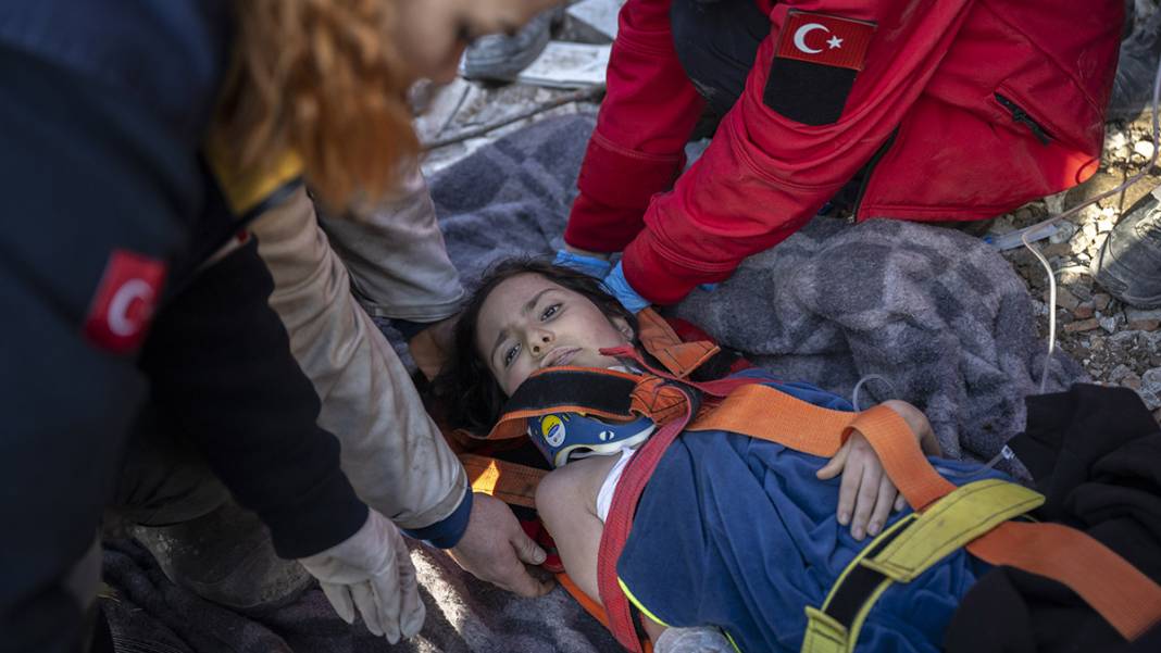 228. saatte mucize kurtuluş! Bir kadın ve iki çocuk enkazdan sağ çıktı 6