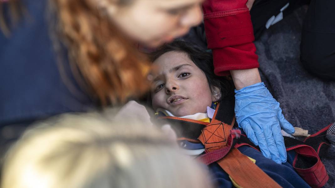 228. saatte mucize kurtuluş! Bir kadın ve iki çocuk enkazdan sağ çıktı 8