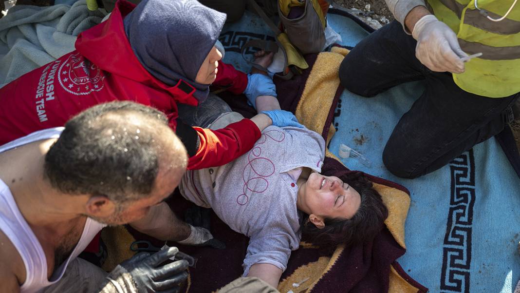 228. saatte mucize kurtuluş! Bir kadın ve iki çocuk enkazdan sağ çıktı 7