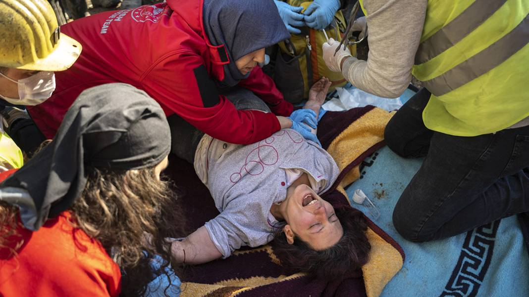 228. saatte mucize kurtuluş! Bir kadın ve iki çocuk enkazdan sağ çıktı 5