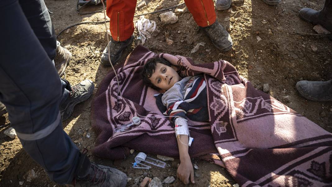 228. saatte mucize kurtuluş! Bir kadın ve iki çocuk enkazdan sağ çıktı 4