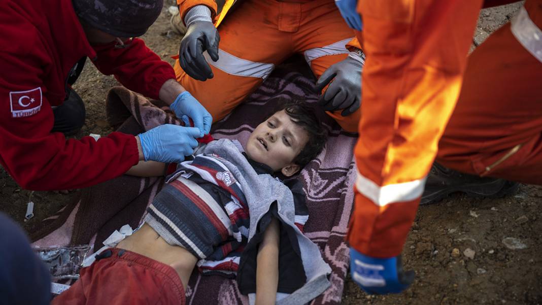 228. saatte mucize kurtuluş! Bir kadın ve iki çocuk enkazdan sağ çıktı 2