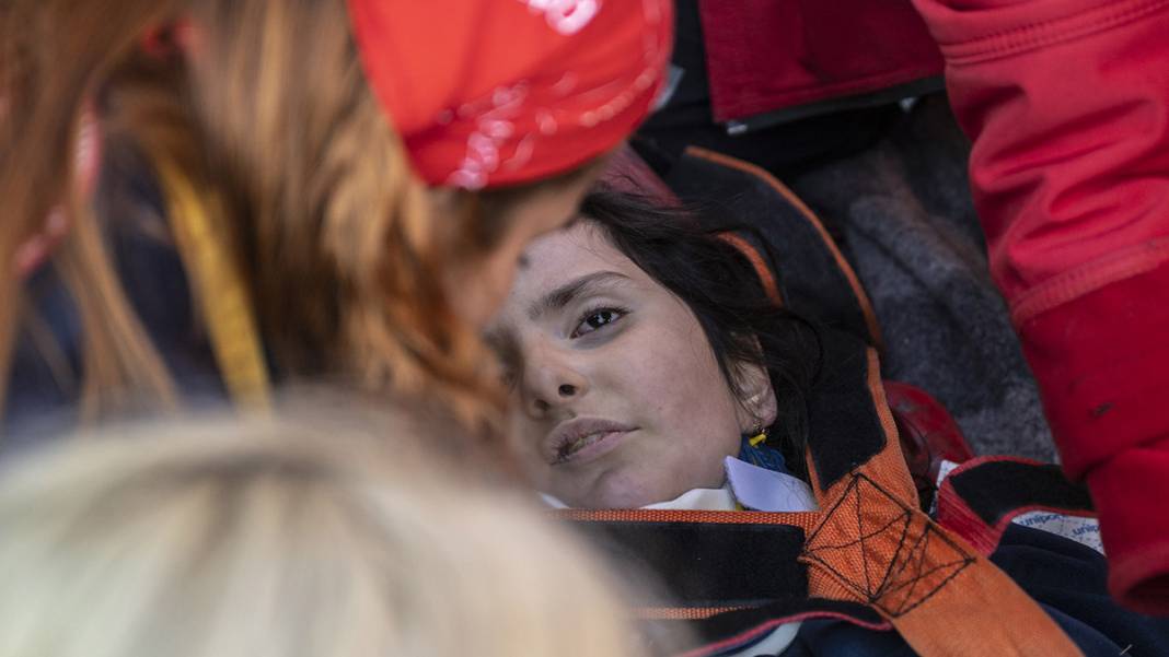 228. saatte mucize kurtuluş! Bir kadın ve iki çocuk enkazdan sağ çıktı 3