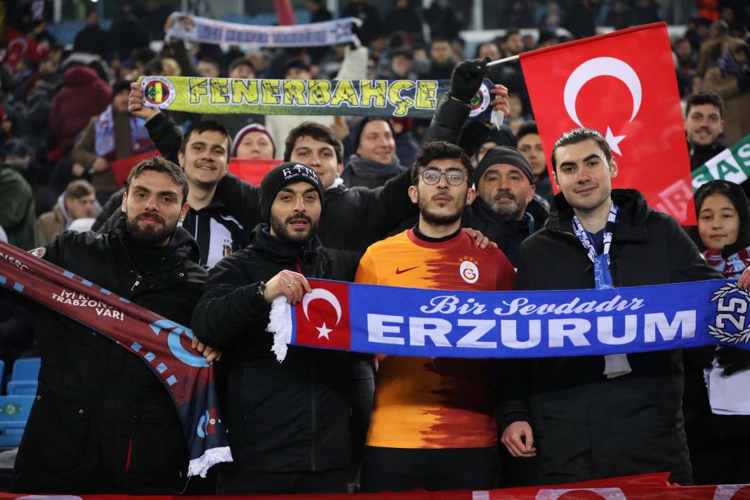 Basel maçı öncesi Trabzon'da duygulandıran koreografi: Yaralarımızı birlikte saracağız 10