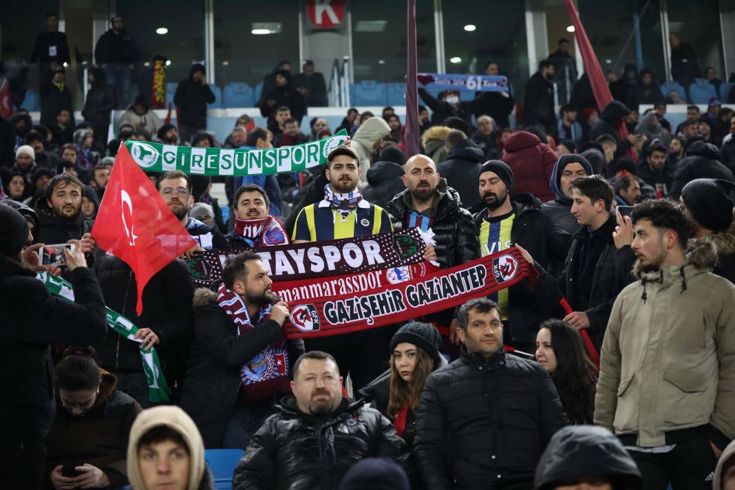 Basel maçı öncesi Trabzon'da duygulandıran koreografi: Yaralarımızı birlikte saracağız 13