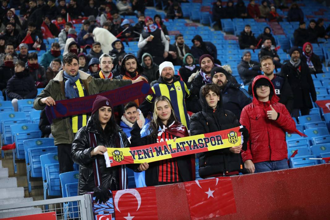Basel maçı öncesi Trabzon'da duygulandıran koreografi: Yaralarımızı birlikte saracağız 9