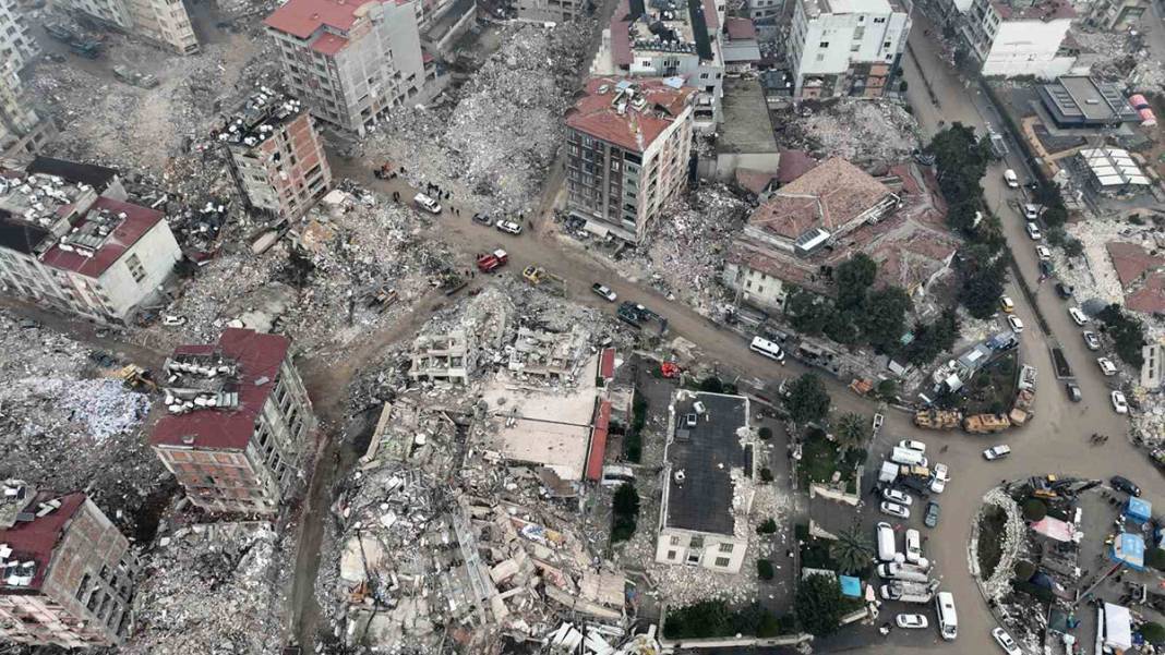 Deprem ağır hasarlı binaları yerle bir etti! Hatay hayalet şehre döndü 6