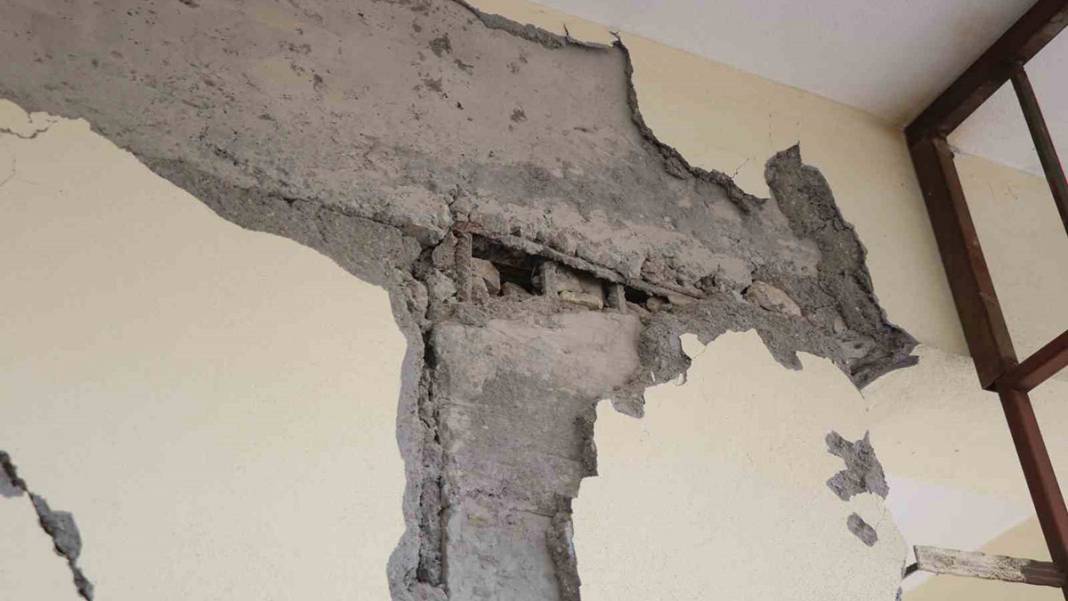 Deprem sonrası derin çatlaklar oluşan binayla ilgili korkutan iddia: 'Az hasarlı' raporu verildi 7