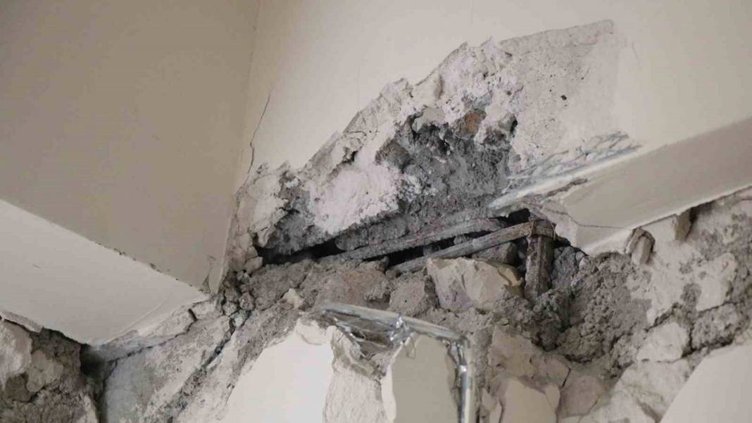 Deprem sonrası derin çatlaklar oluşan binayla ilgili korkutan iddia: 'Az hasarlı' raporu verildi 6