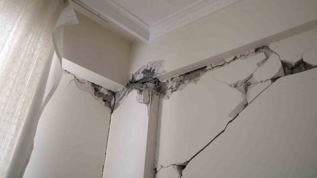 Deprem sonrası derin çatlaklar oluşan binayla ilgili korkutan iddia: 'Az hasarlı' raporu verildi 5