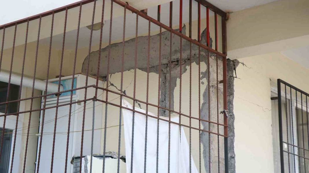 Deprem sonrası derin çatlaklar oluşan binayla ilgili korkutan iddia: 'Az hasarlı' raporu verildi 4