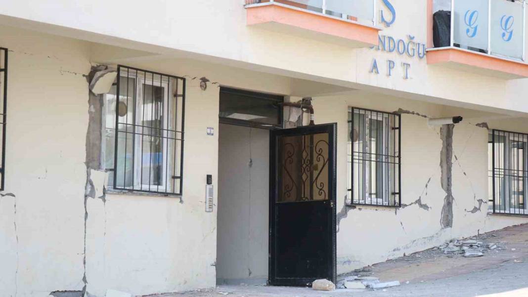 Deprem sonrası derin çatlaklar oluşan binayla ilgili korkutan iddia: 'Az hasarlı' raporu verildi 3