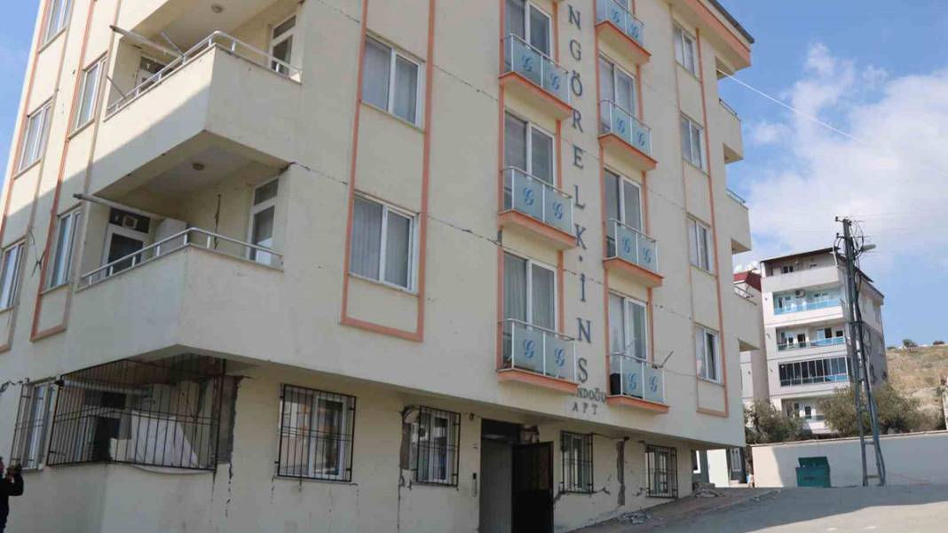 Deprem sonrası derin çatlaklar oluşan binayla ilgili korkutan iddia: 'Az hasarlı' raporu verildi 2
