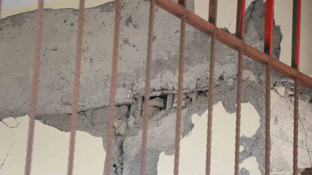 Deprem sonrası derin çatlaklar oluşan binayla ilgili korkutan iddia: 'Az hasarlı' raporu verildi 1