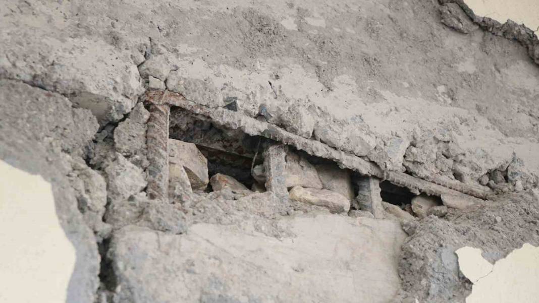 Deprem sonrası derin çatlaklar oluşan binayla ilgili korkutan iddia: 'Az hasarlı' raporu verildi 8