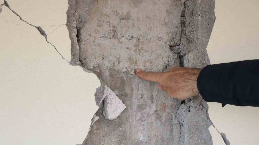 Deprem sonrası derin çatlaklar oluşan binayla ilgili korkutan iddia: 'Az hasarlı' raporu verildi 11