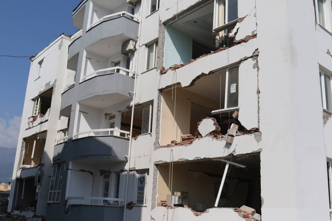 Hayalet şehre dönen Hatay'da yürekleri sızlatan görüntüler: Satılık enkazlar... 11