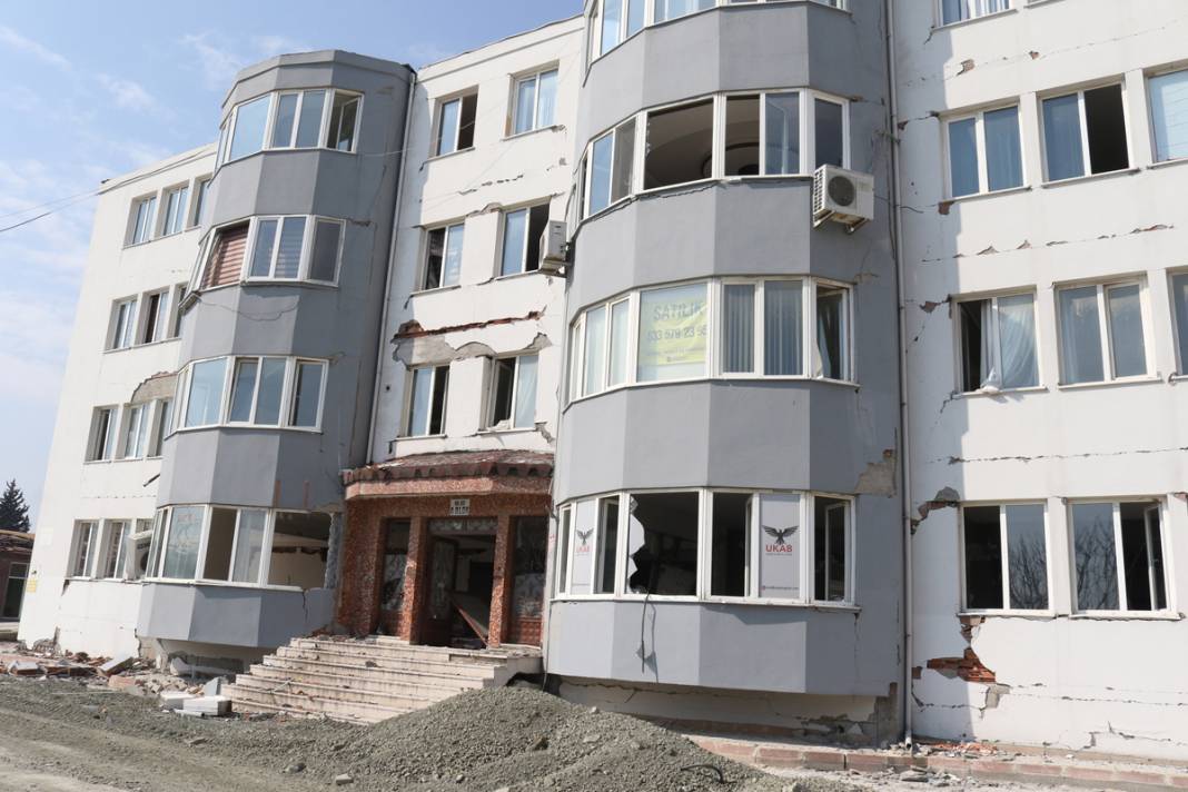 Hayalet şehre dönen Hatay'da yürekleri sızlatan görüntüler: Satılık enkazlar... 8