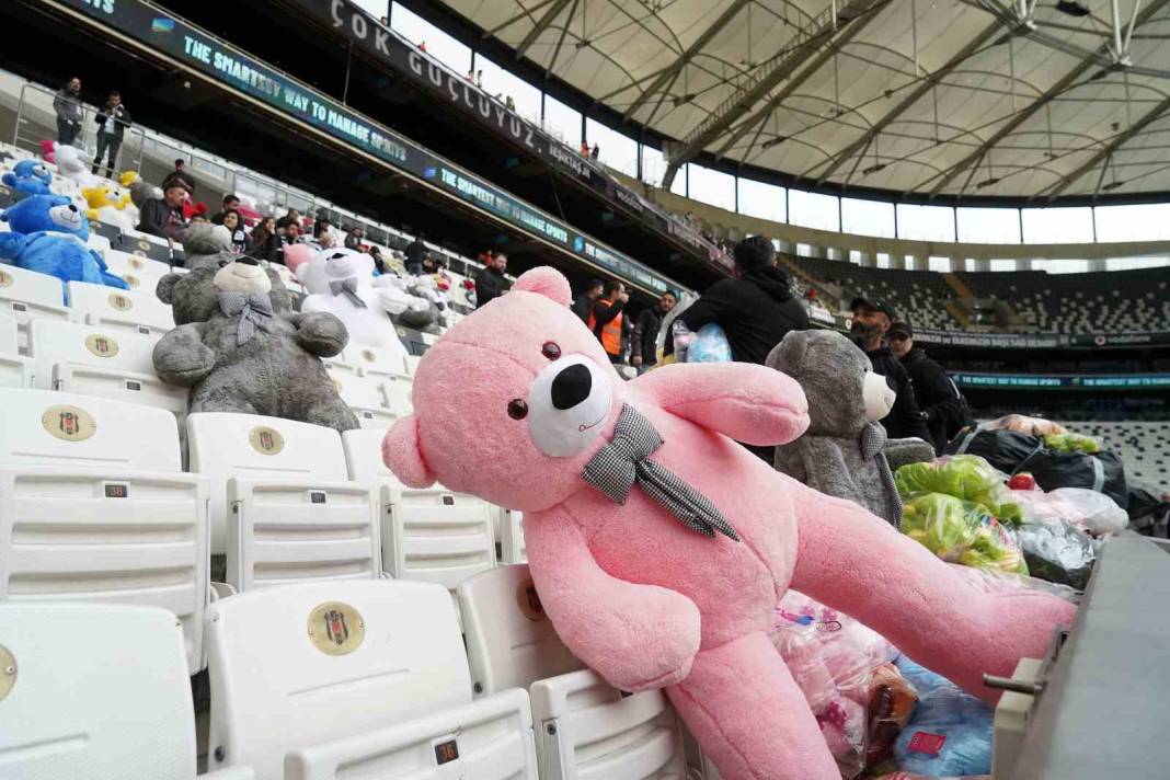 İnönü'de duygusal anlar: Beşiktaş taraftarı depremzede çocukları unutmadı 11