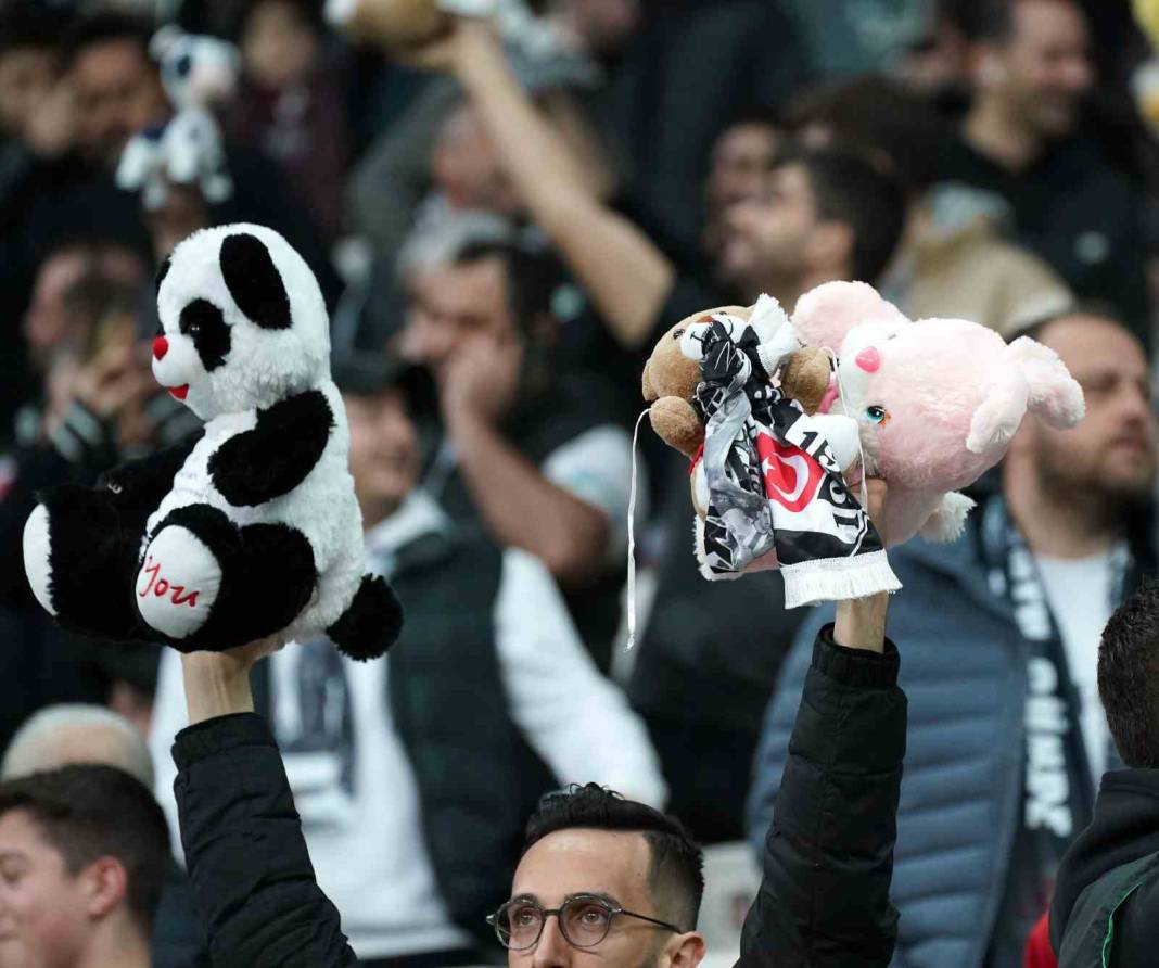 İnönü'de duygusal anlar: Beşiktaş taraftarı depremzede çocukları unutmadı 12