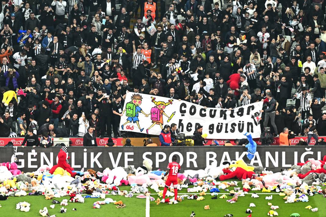 İnönü'de duygusal anlar: Beşiktaş taraftarı depremzede çocukları unutmadı 1