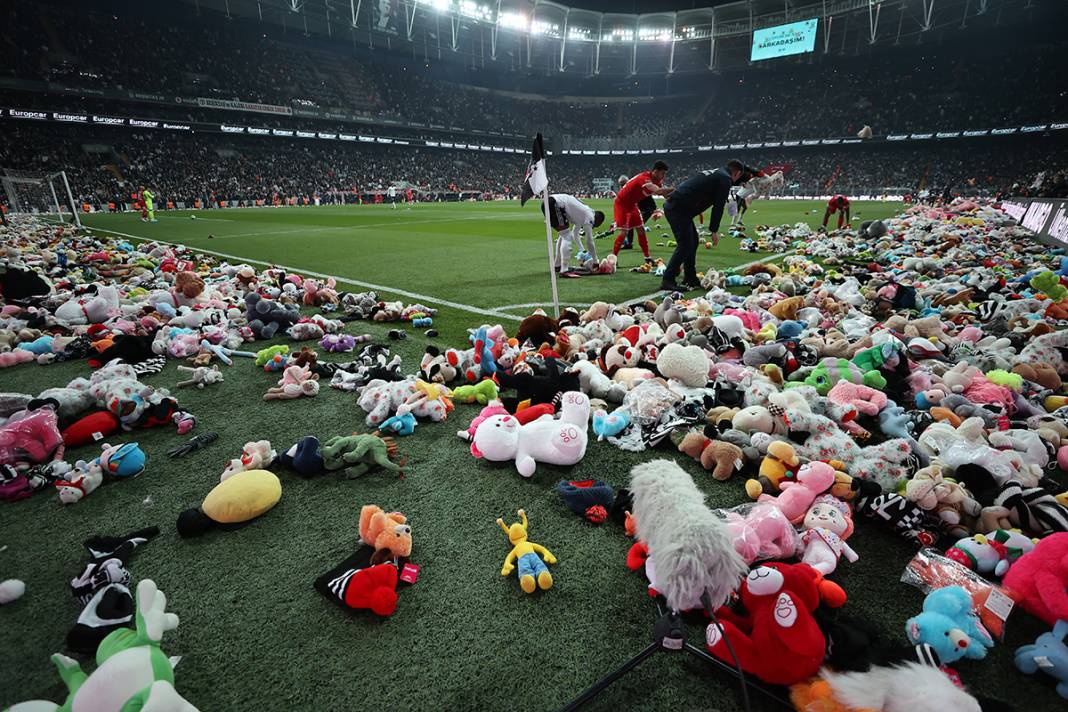 İnönü'de duygusal anlar: Beşiktaş taraftarı depremzede çocukları unutmadı 13