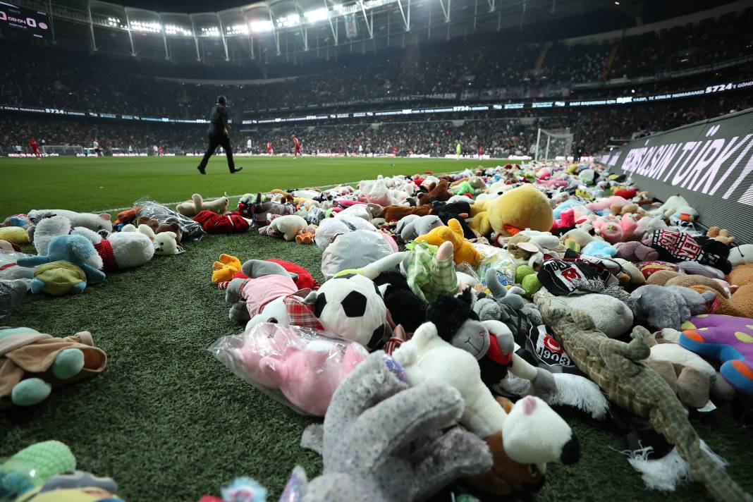 İnönü'de duygusal anlar: Beşiktaş taraftarı depremzede çocukları unutmadı 5