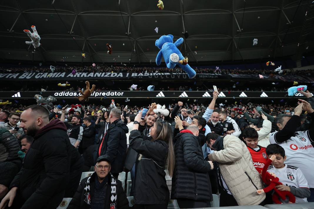 İnönü'de duygusal anlar: Beşiktaş taraftarı depremzede çocukları unutmadı 7