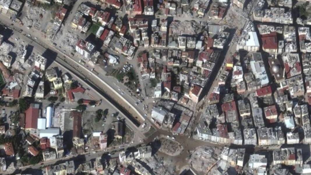 Büyük yıkımın uzaydan görüntüsü ortaya çıktı: Dağlar bile yerinden oynadı 7