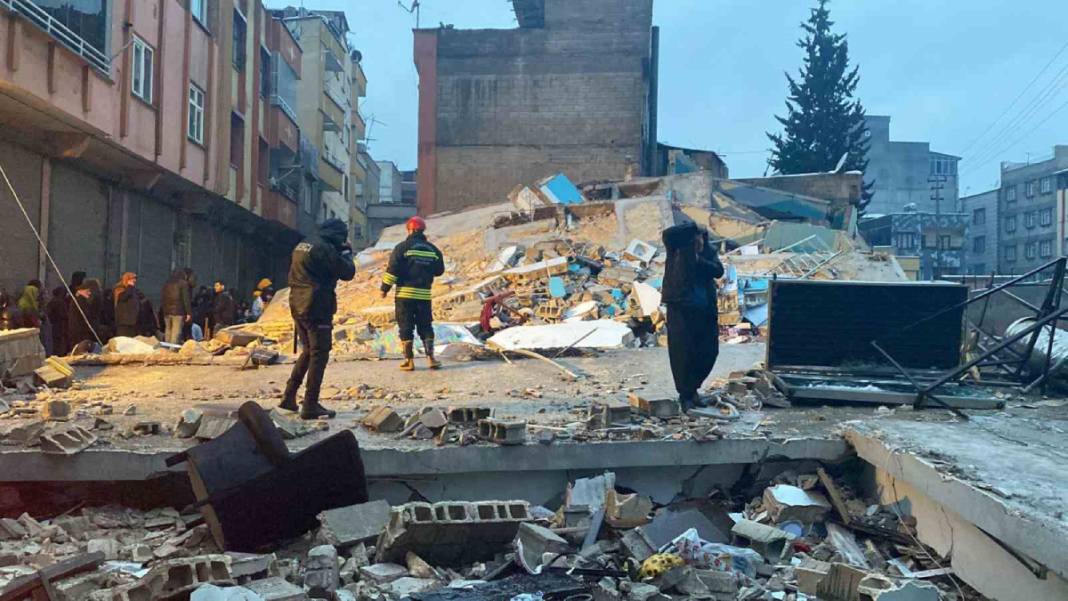 Depremin yıkıcı şiddeti gün ağarınca ortaya çıktı 7