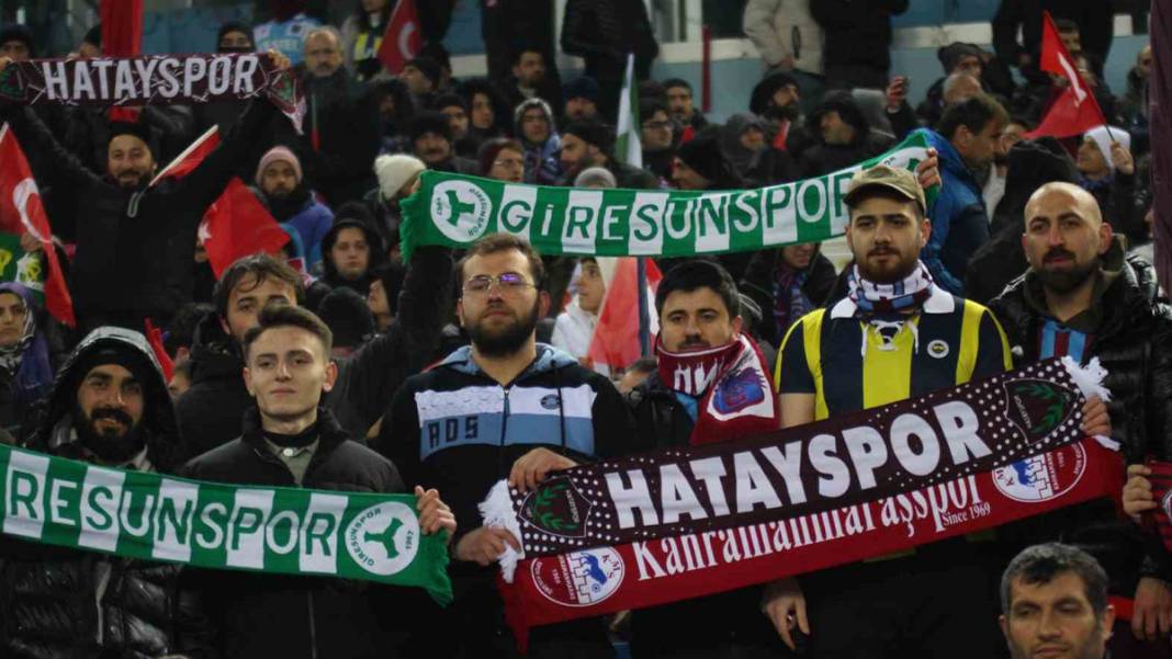 Tüm dünya bu koreografiyi konuşuyor: Proteo ve kurtarıcılar, Türkiye'deki Trabzonspor maçında onurlandırıldı 10