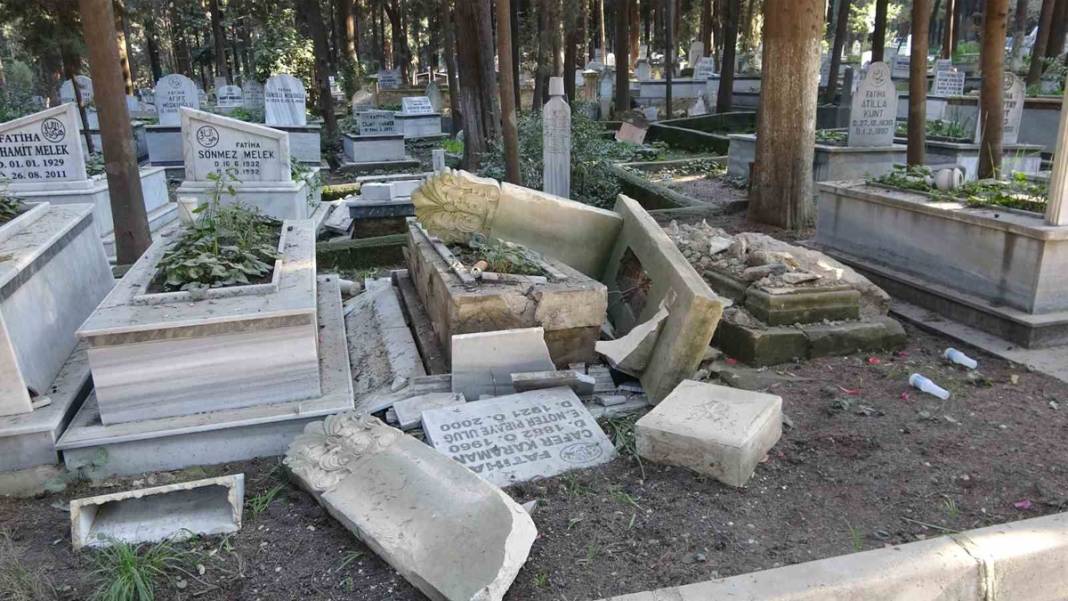 Afetin şiddeti kabristanı da vurdu: Mezarlar yerinden çıkıp yola uçtu 7