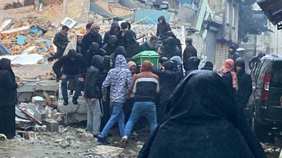 Depremin yıkıcı şiddeti gün ağarınca ortaya çıktı 9