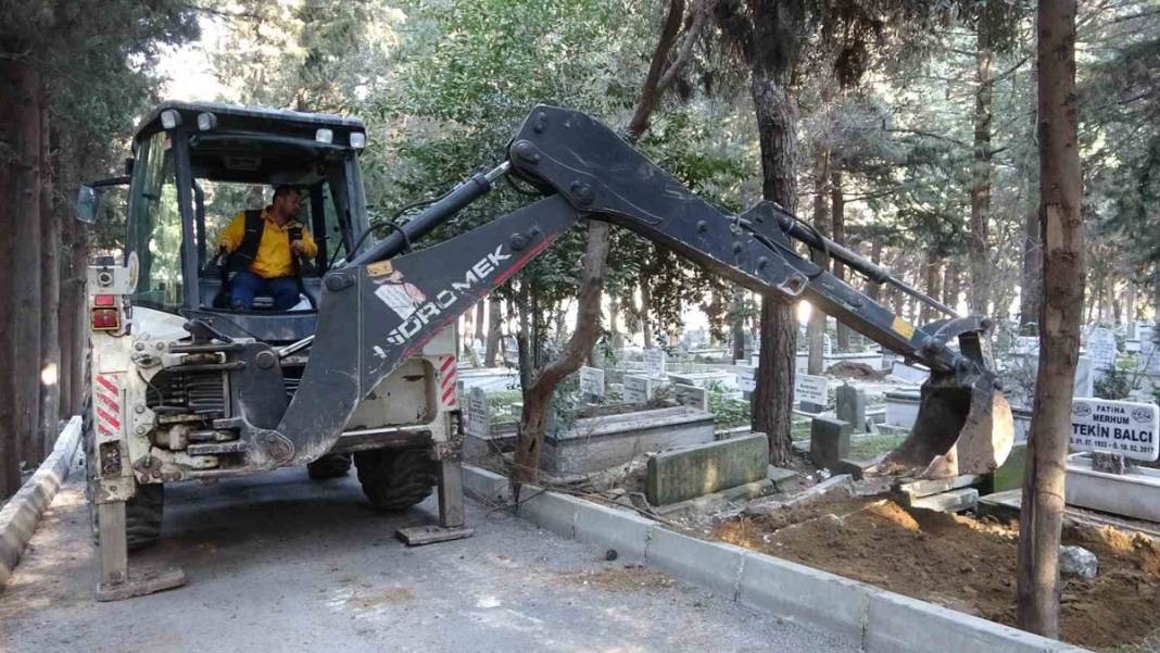 Afetin şiddeti kabristanı da vurdu: Mezarlar yerinden çıkıp yola uçtu 8