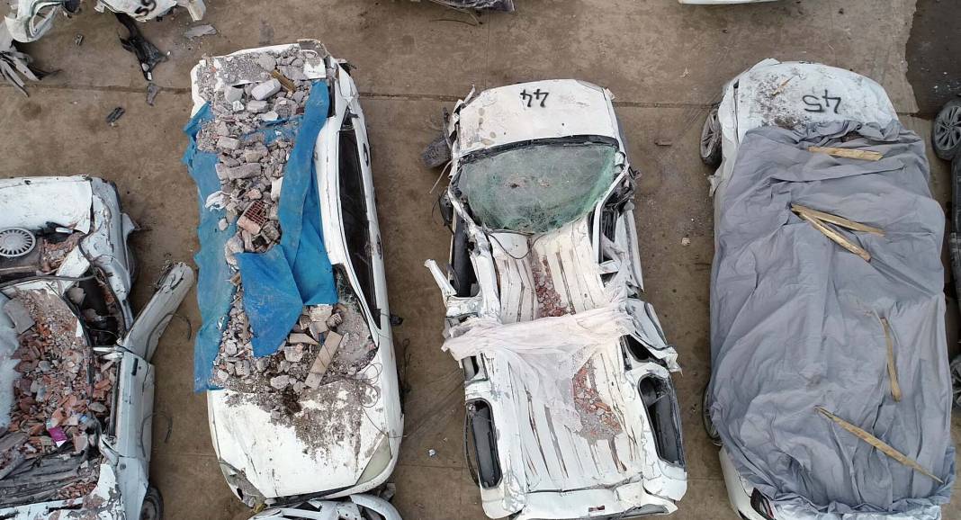 Deprem sonrası otoparklar araç mezarlığına döndü: Havadan drone ile görüntülendi 12