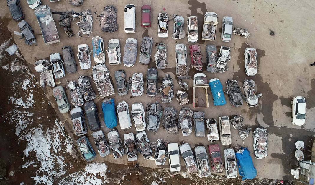 Deprem sonrası otoparklar araç mezarlığına döndü: Havadan drone ile görüntülendi 10