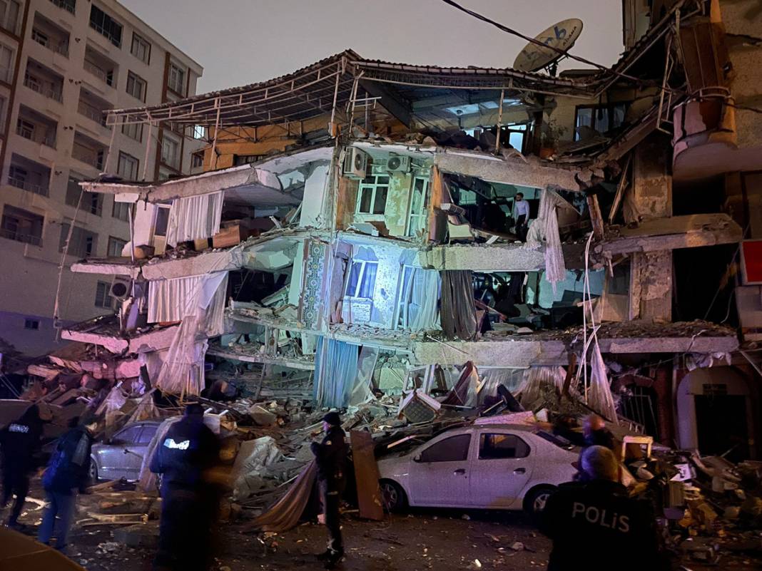 Türkiye'nin yarısı sallandı! Depremin ardından büyük yıkım 23