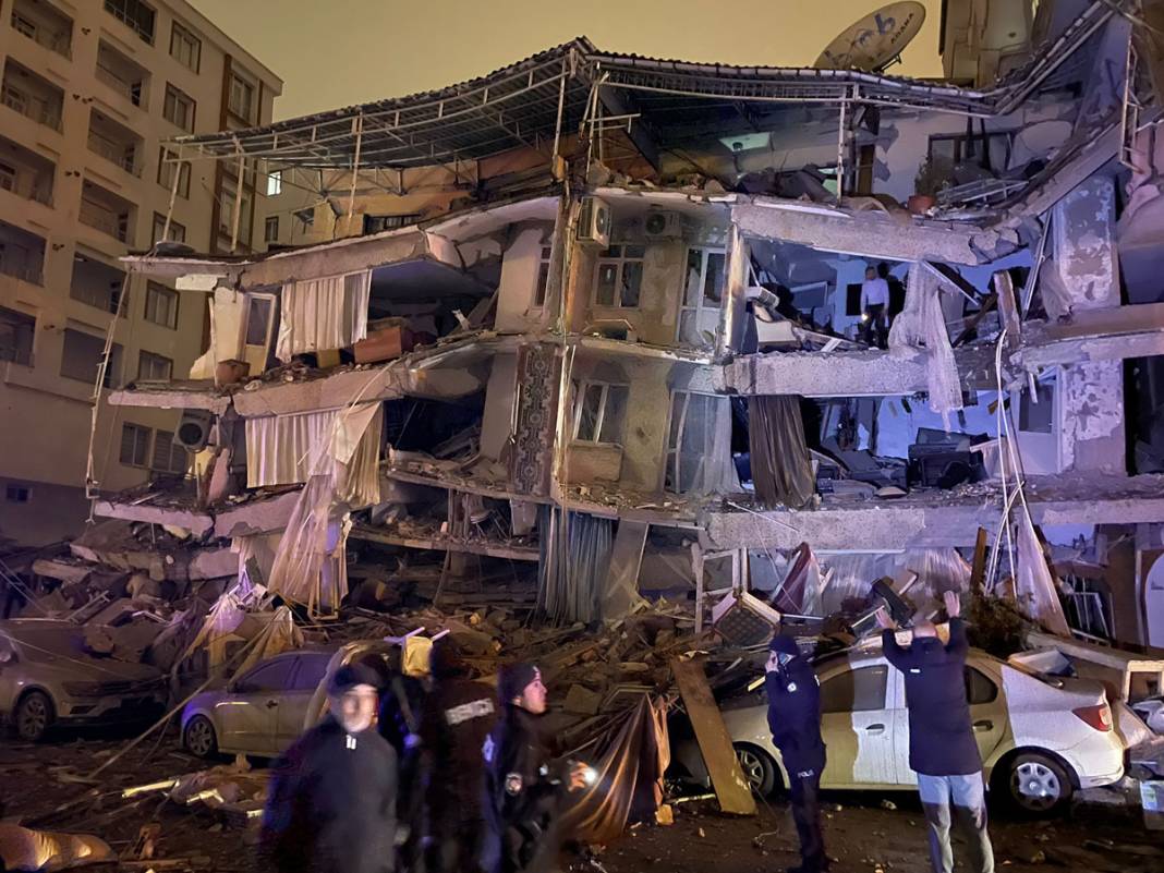 Türkiye'nin yarısı sallandı! Depremin ardından büyük yıkım 18