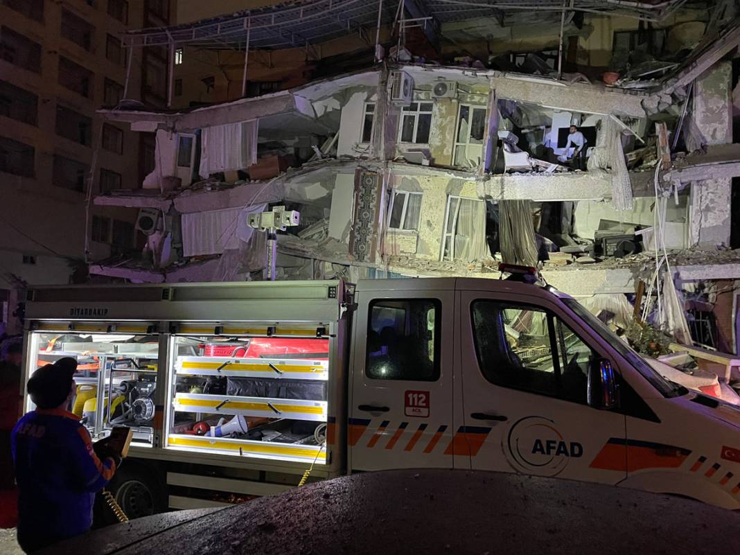 Türkiye'nin yarısı sallandı! Depremin ardından büyük yıkım 17