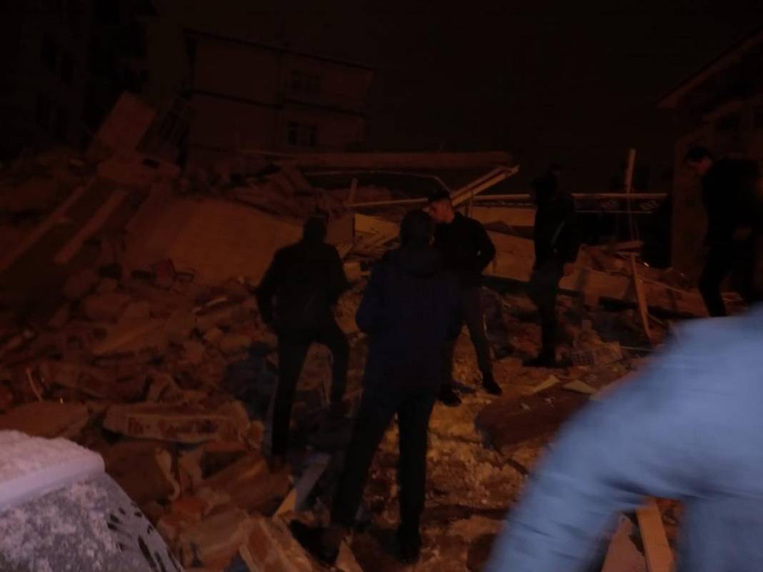 Türkiye'nin yarısı sallandı! Depremin ardından büyük yıkım 9