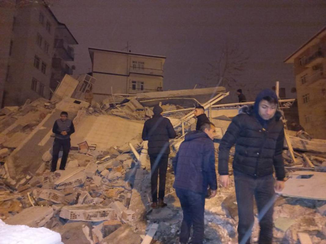 Türkiye'nin yarısı sallandı! Depremin ardından büyük yıkım 7