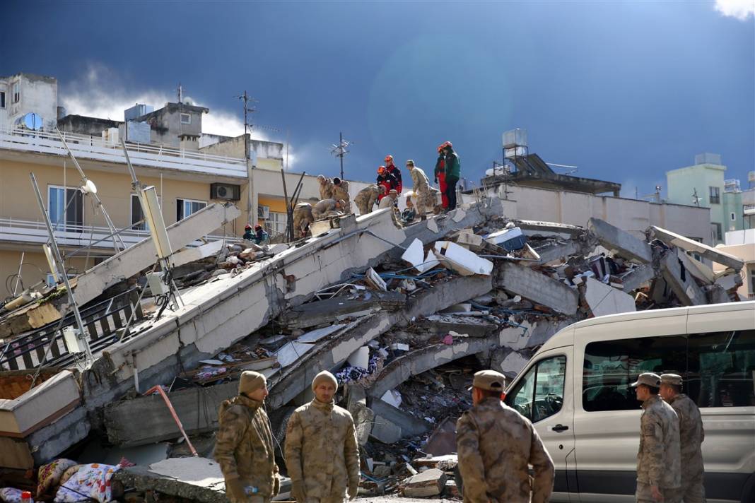 Hatay'da büyük yıkım! Kahreden kareler gün ağarınca ortaya çıktı 32
