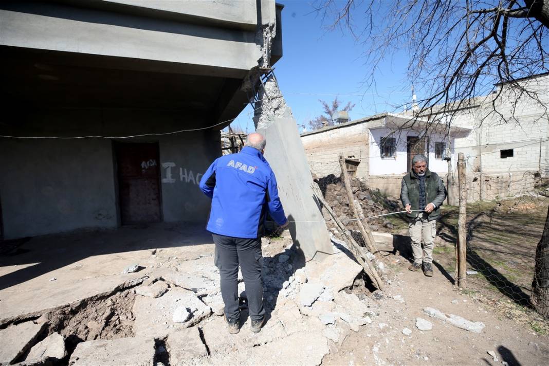 Ortadan ikiye yarıldı, tam 1 metre... Deprem uzmanı Kahramanmaraş'taki şaşırtan görüntüyü yorumladı 6