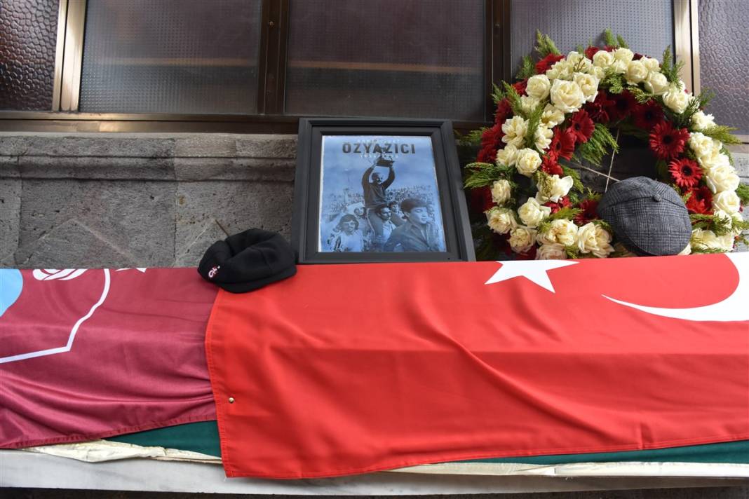 Trabzonspor'un efsanevi teknik direktörü Ahmet Suat Özyazıcı'ya veda 3