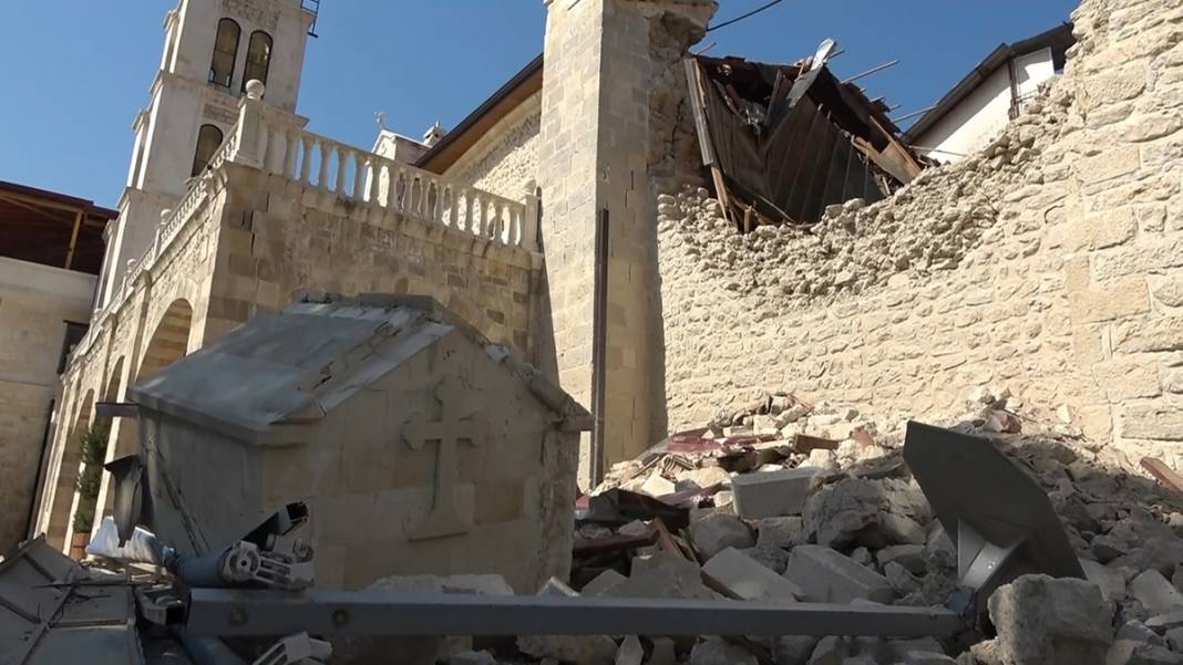 2020'de restore edilen 659 yıllık kilise depremde yıkıldı 3