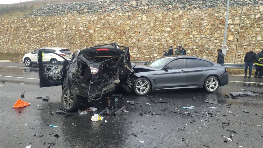 Bursa'da dehşete düşüren kaza! Parçalara ayrıldılar 1